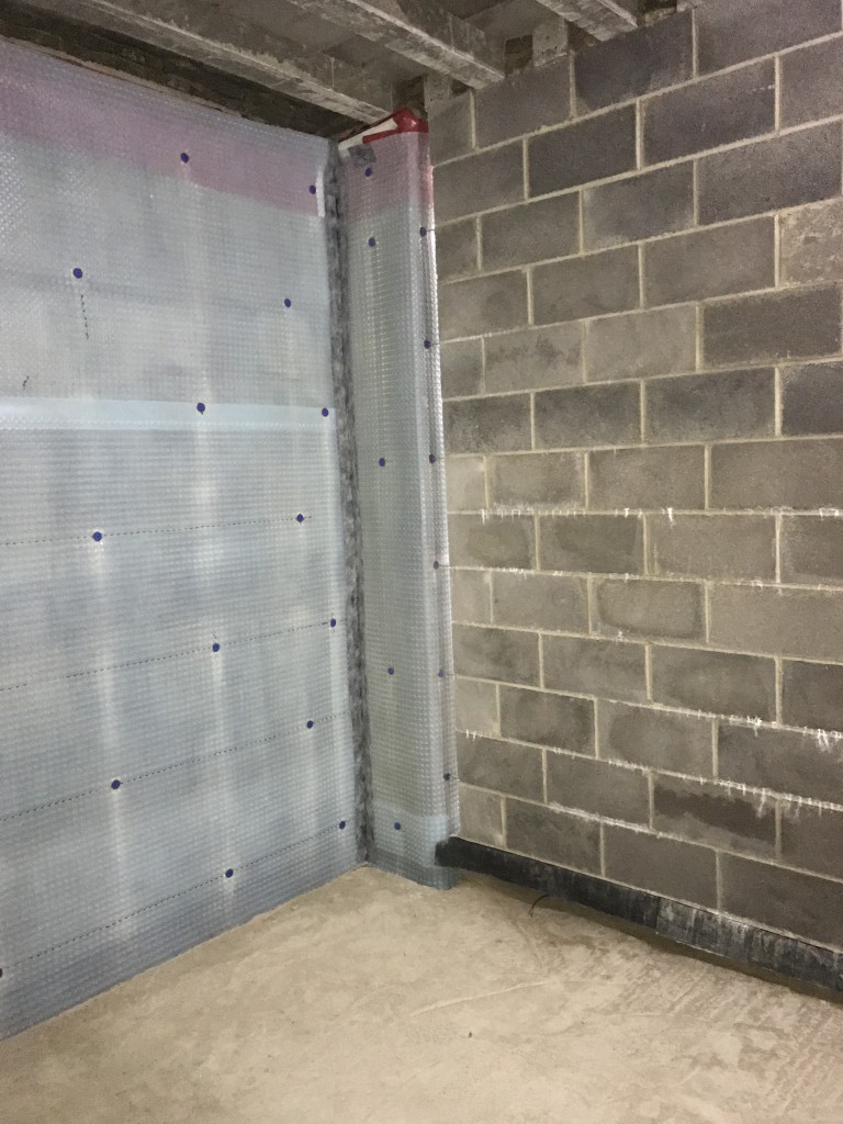 Internal walls isolated from damp by membranes